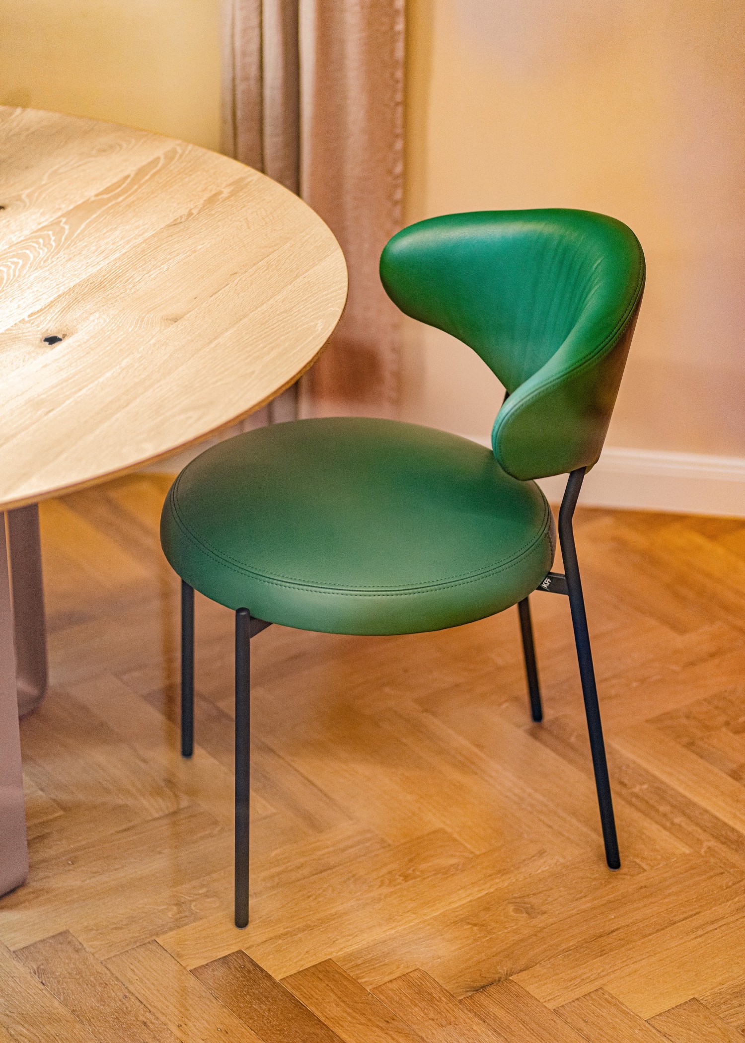 ICON chair in emerald leather at the ASCO Lamello round table.