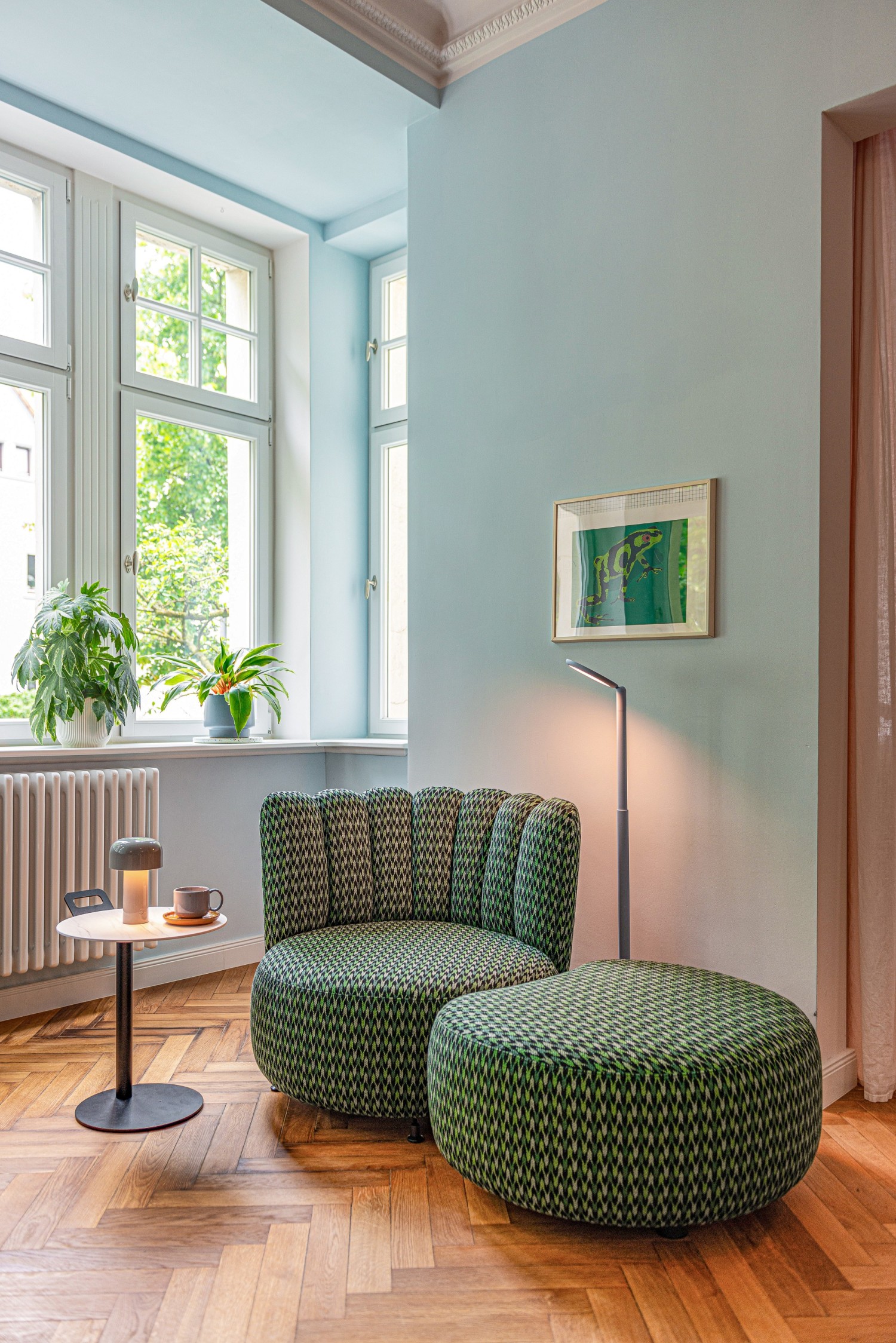 KFF GAIA DIVANO with ottoman in blue-green ambience with ASCO Disc side table