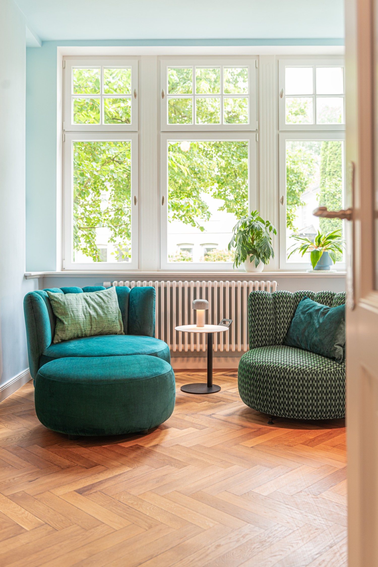 2 KFF GAIA DIVANO LOUNGE in 2 sizes with ottoman and ASCO Disc side table