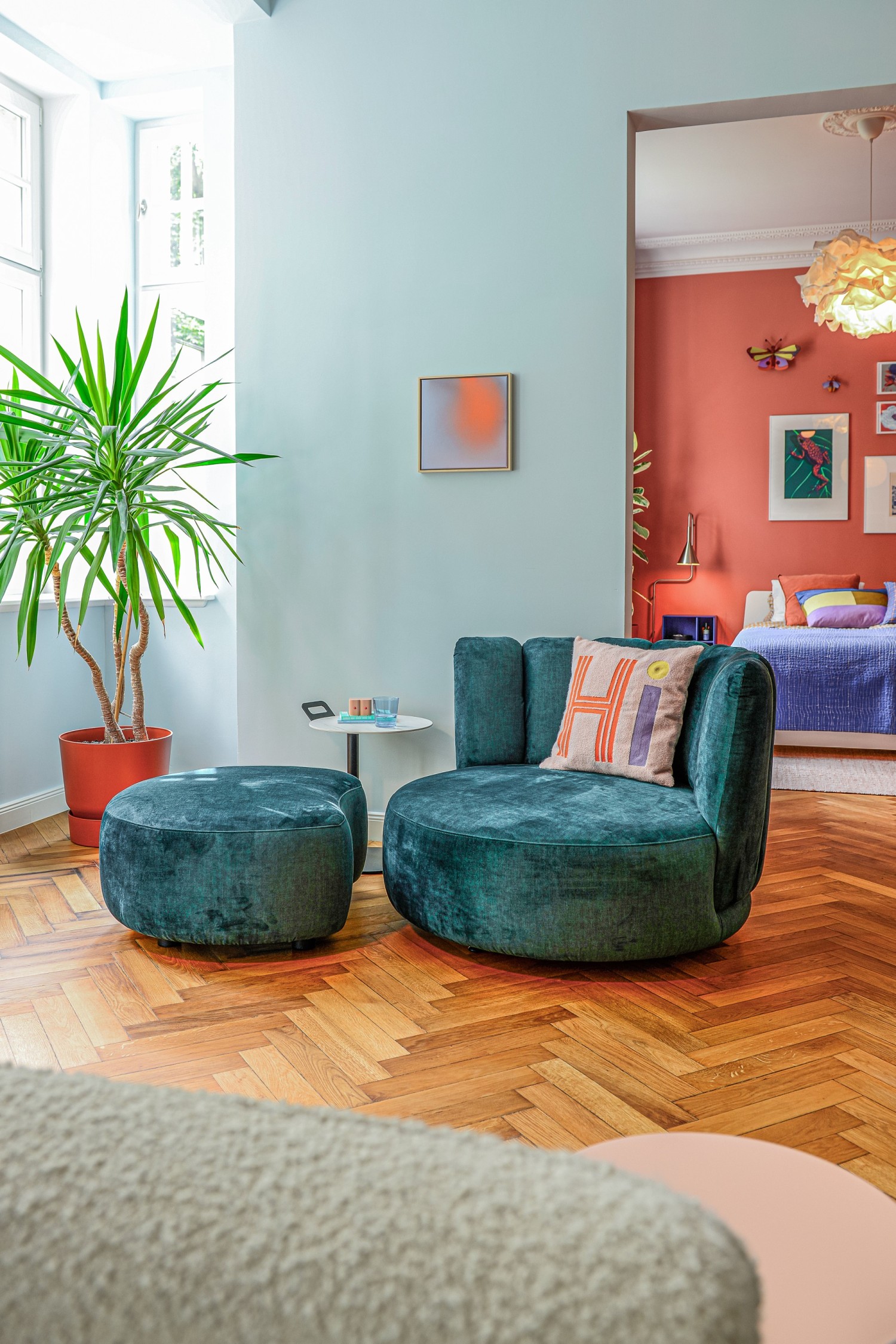 KFF GAIA DIVANO LOUNGE with ottoman and ASCO Disc side table