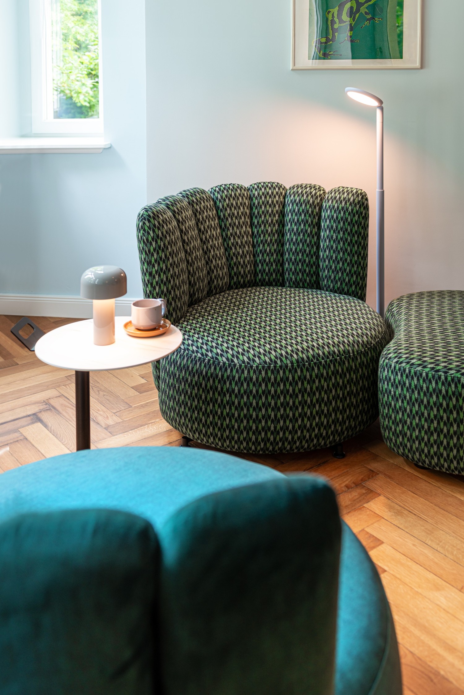 KFF GAIA DIVANO with ottoman in blue-green ambience with ASCO Disc side table