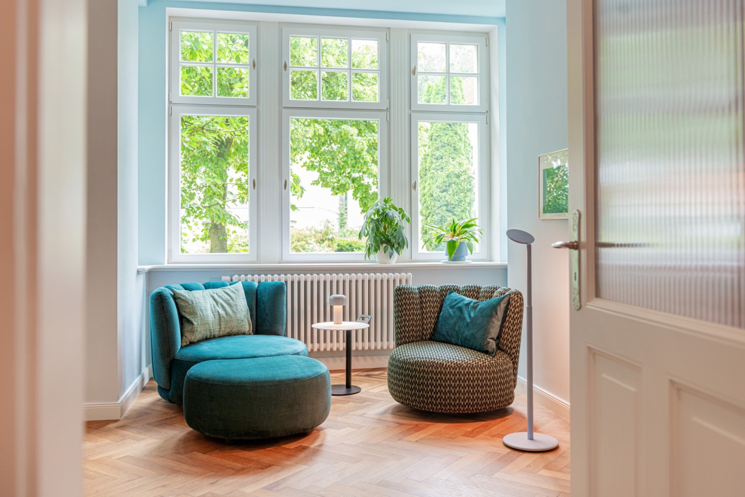 KFF GAIA DIVANO LOUNGE with ottoman and ASCO Disc side table