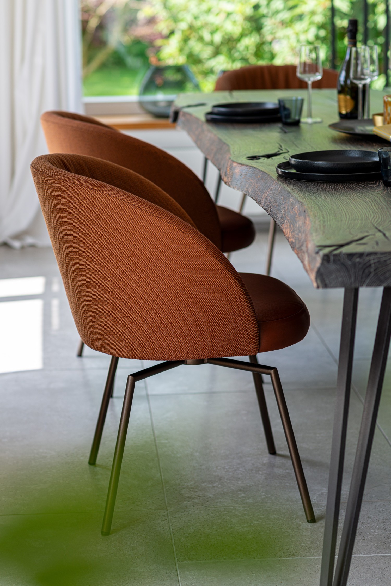 6 Giro Stühle im braunem Leder-Stoffmix am ASCO Nightingale Tisch