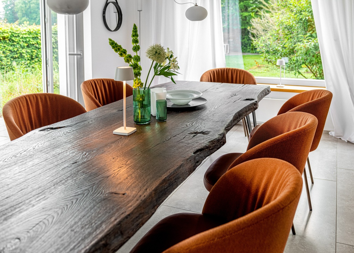 6 Giro Stühle im braunem Leder-Stoffmix am ASCO Nightingale Tisch