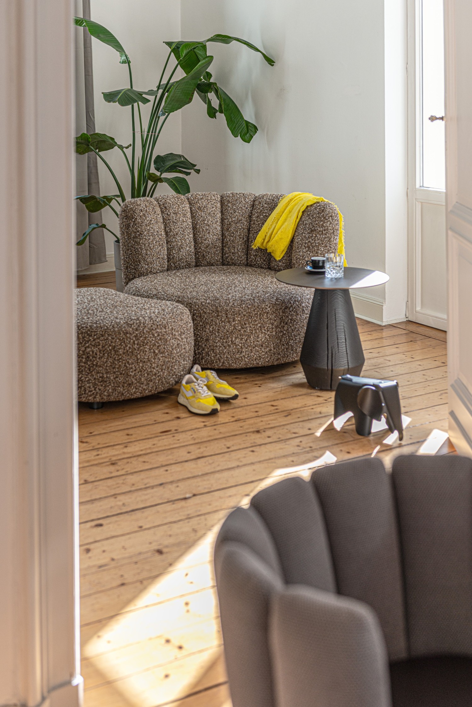 GAIA DIVANO LOUNGE mit Ottomane im Altbau mit ASCO Ivy Beistelltisch