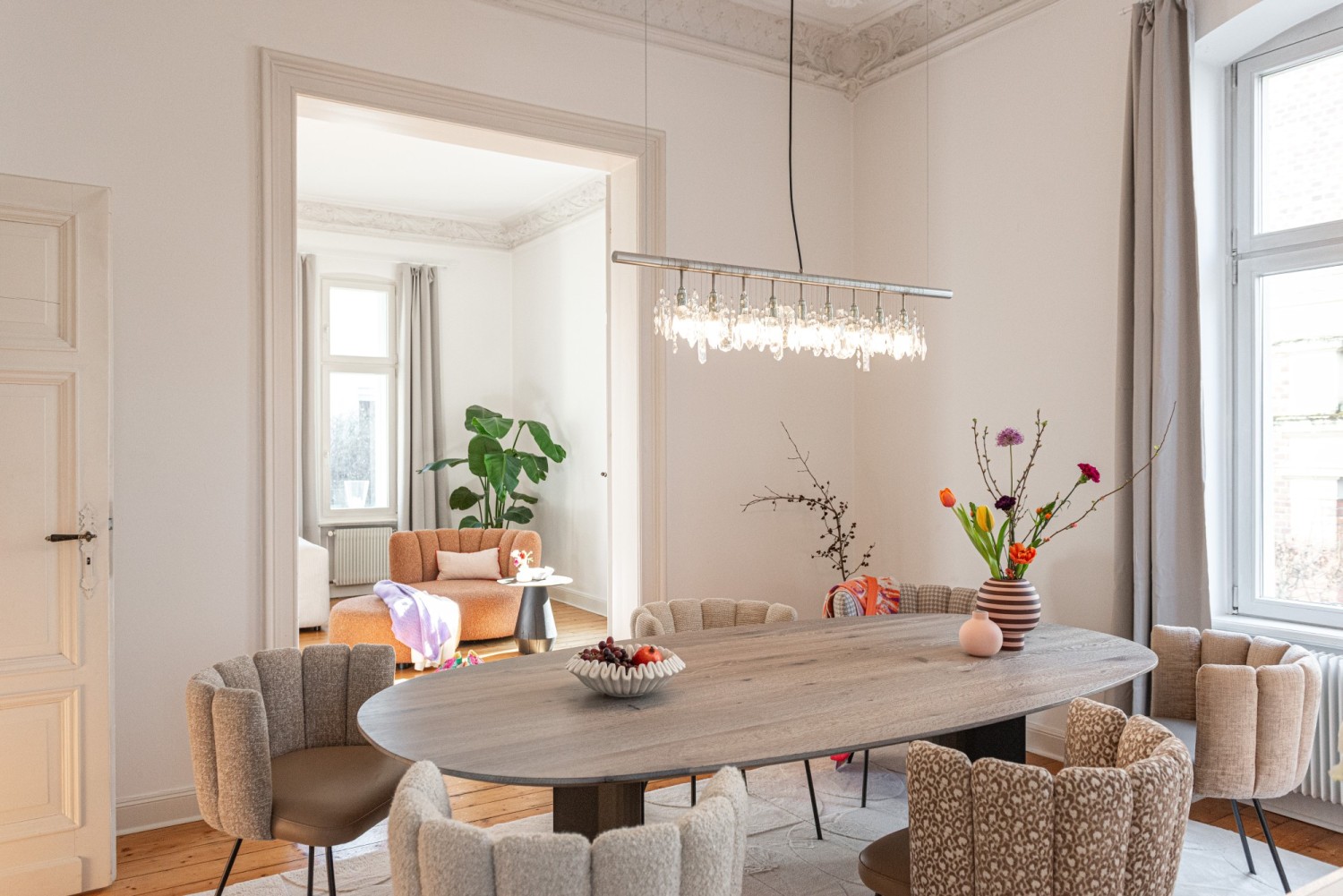 Gaia Stühle in hellen JAB Stoffen um ovalen ASCO Tercio Tisch