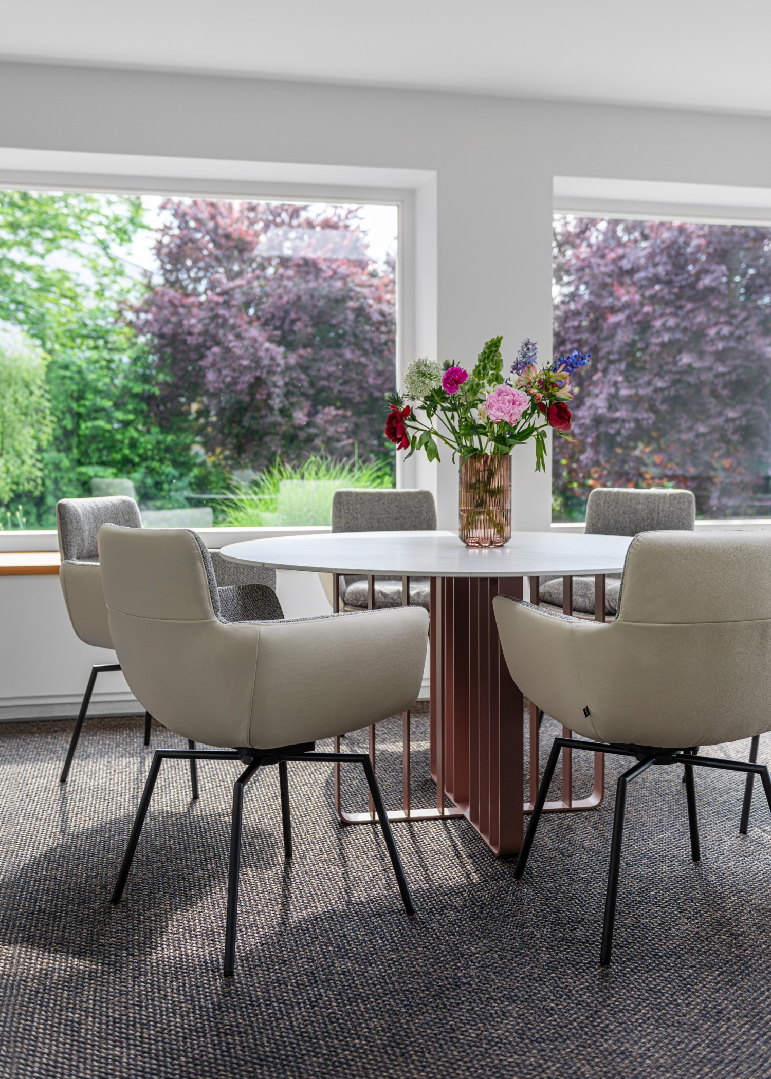 FAYE chairs in white leather around a round ASCO Lamello table.