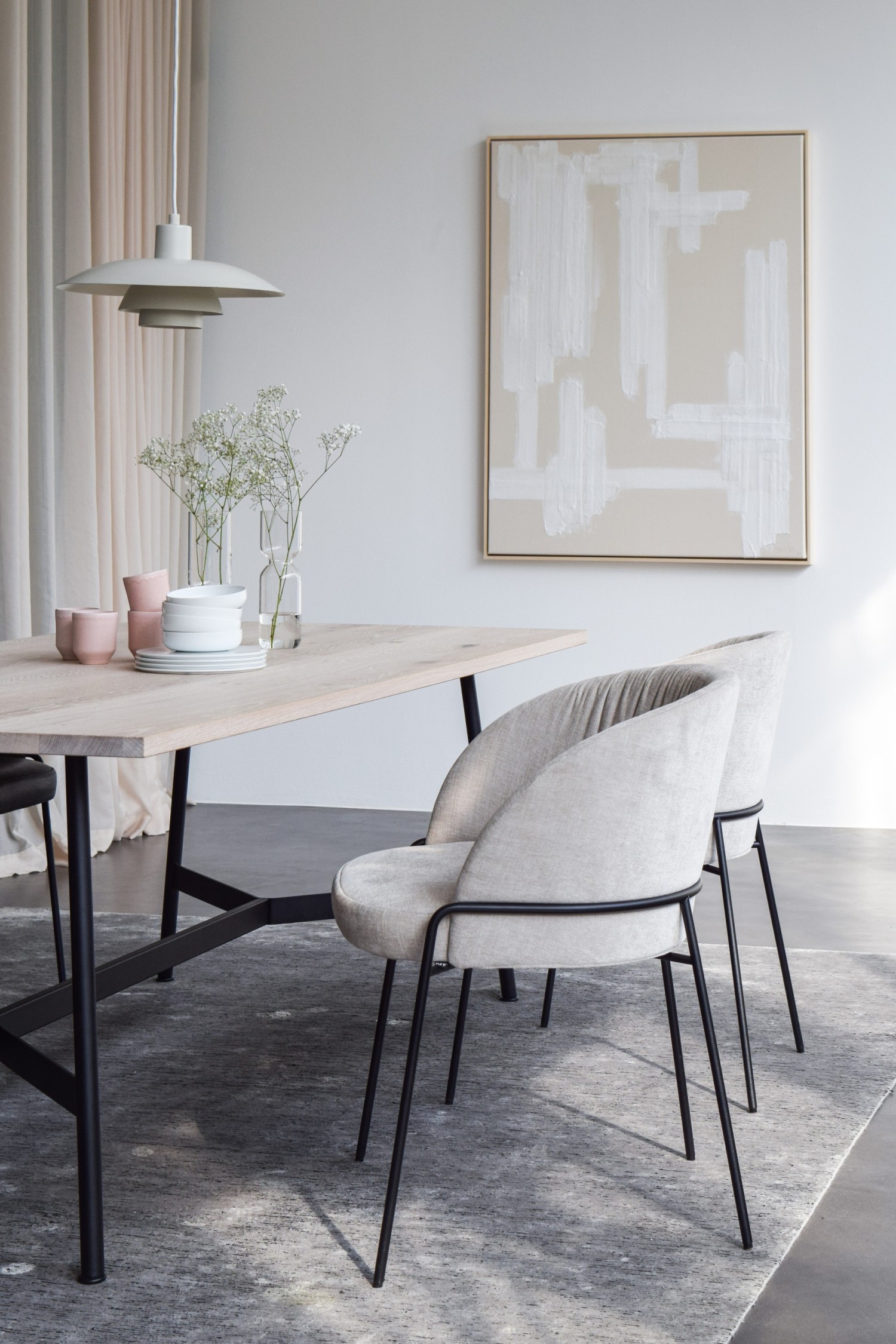 GIRO chair with light-coloured fabric and black frame at the ASCO Hada table.