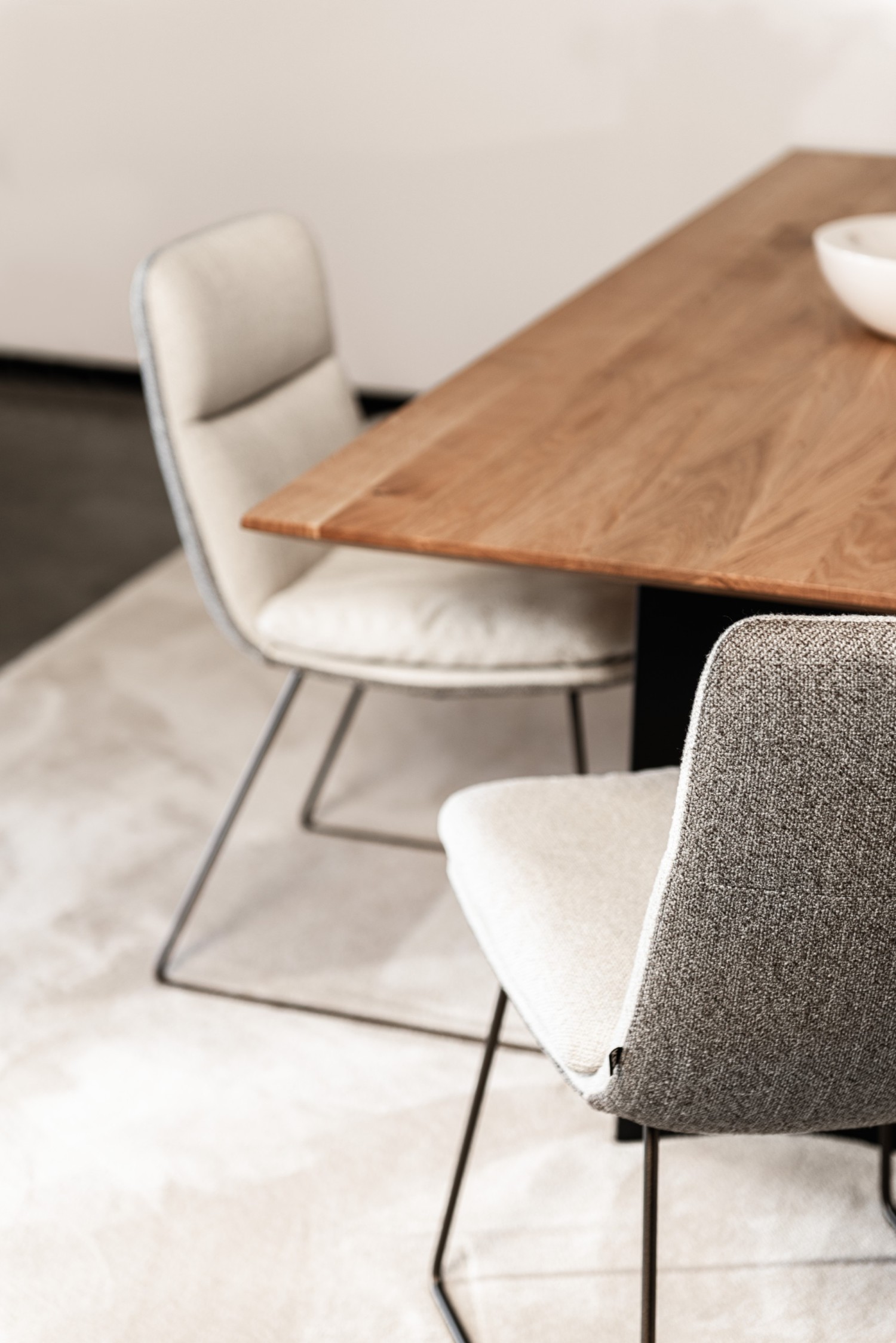 2 KFF ARVA LIGHT Stühle in Materialmix an Tercio ASCO Tisch auf hellem Teppich