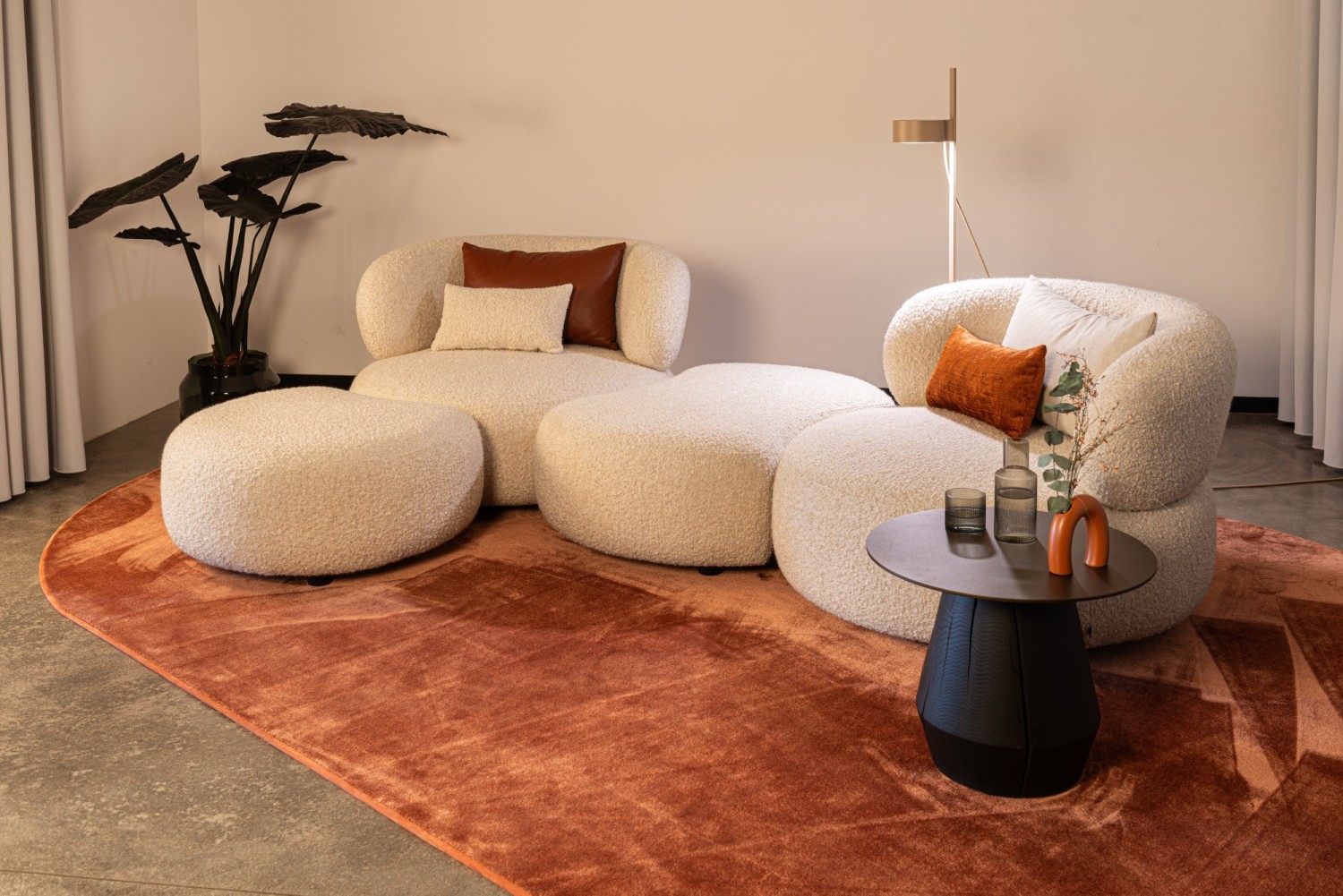 YES LOUNGE in hellem Bouclé Stoff