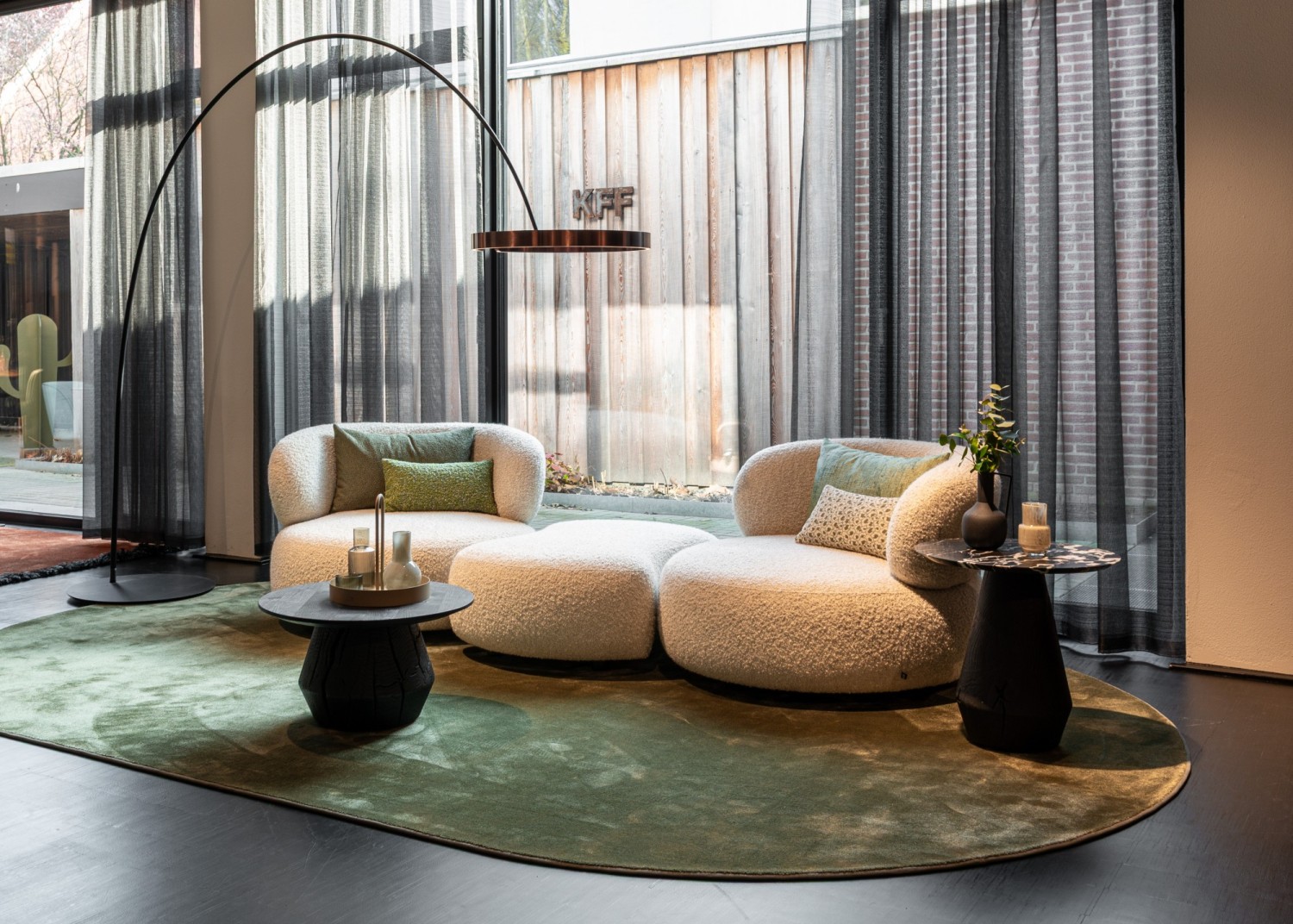 YES LOUNGE in hellem Bouclé Stoff