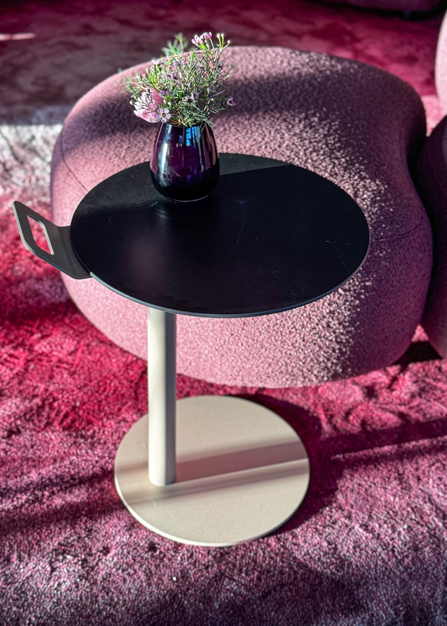 Disc side table with a dark top and light-colored frame