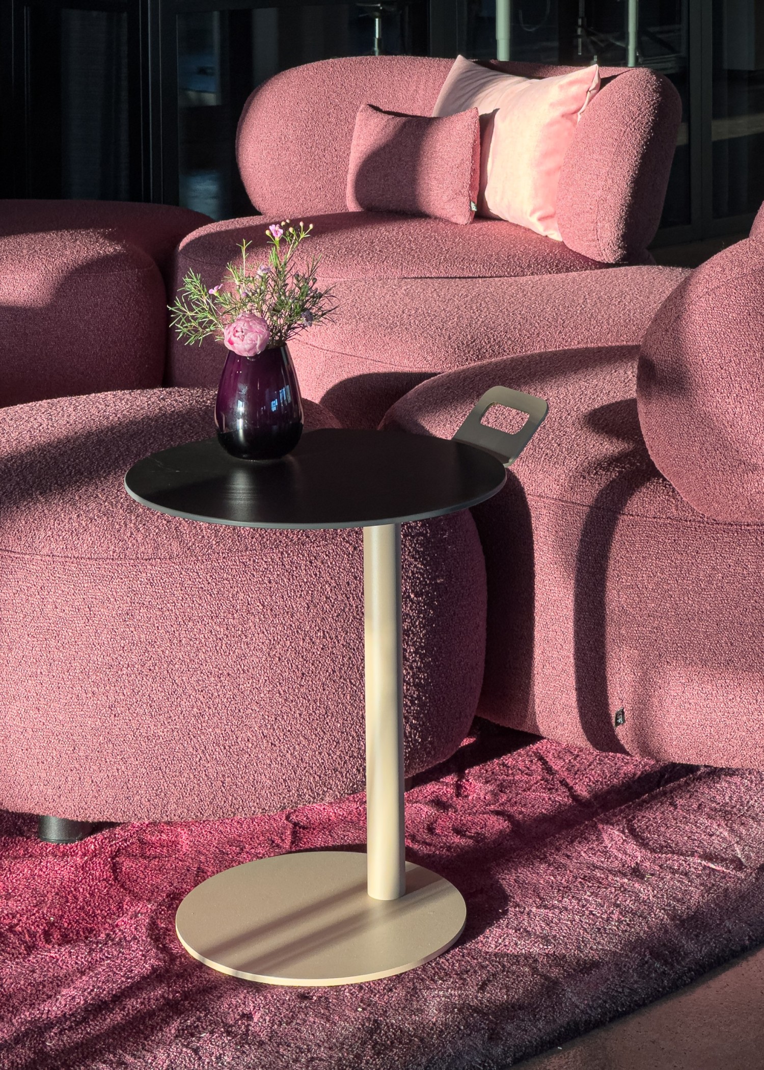 Yes Lounge KFF with Disc side table with a dark top and light-colored frame